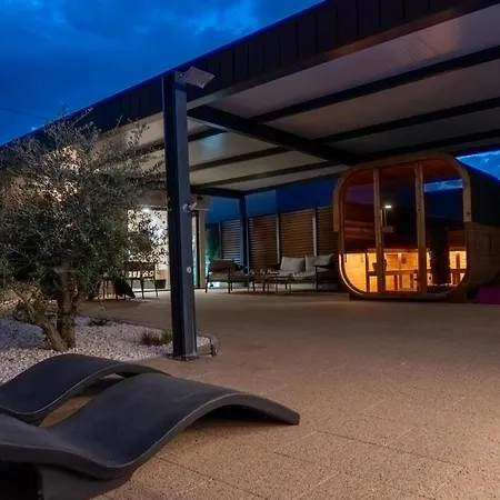 Ferienhaus Vacation Apolonia - Swimming Pool & Sauna *
